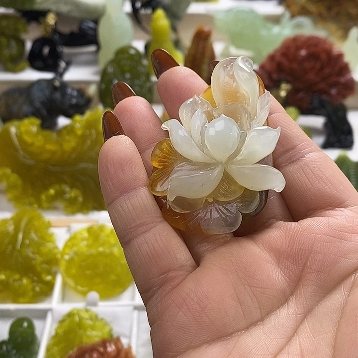 坦***然蛇纹石玉未镶嵌颈饰