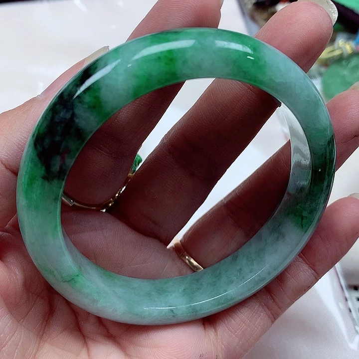 翡翠手镯未镶嵌翡翠