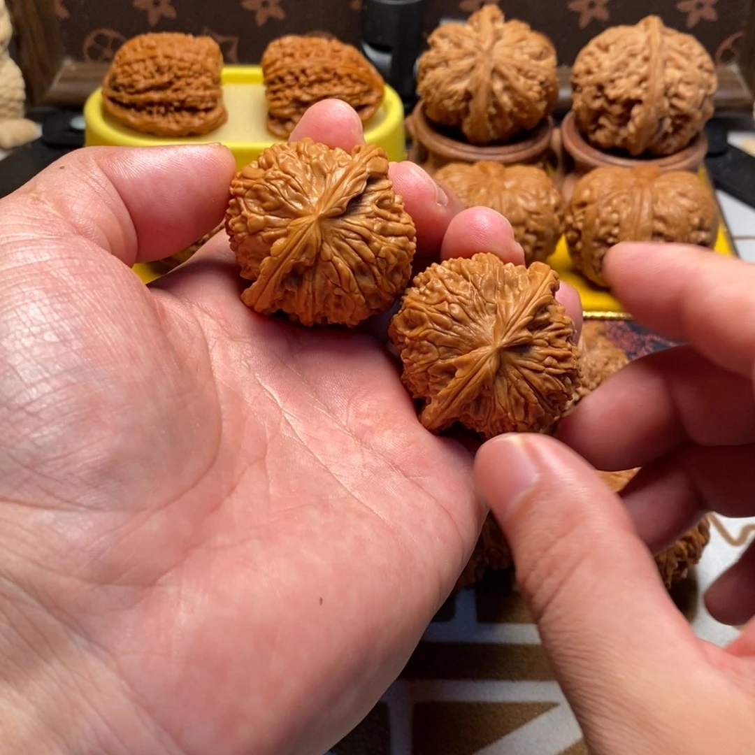 桃核把件42尺球白狮子
