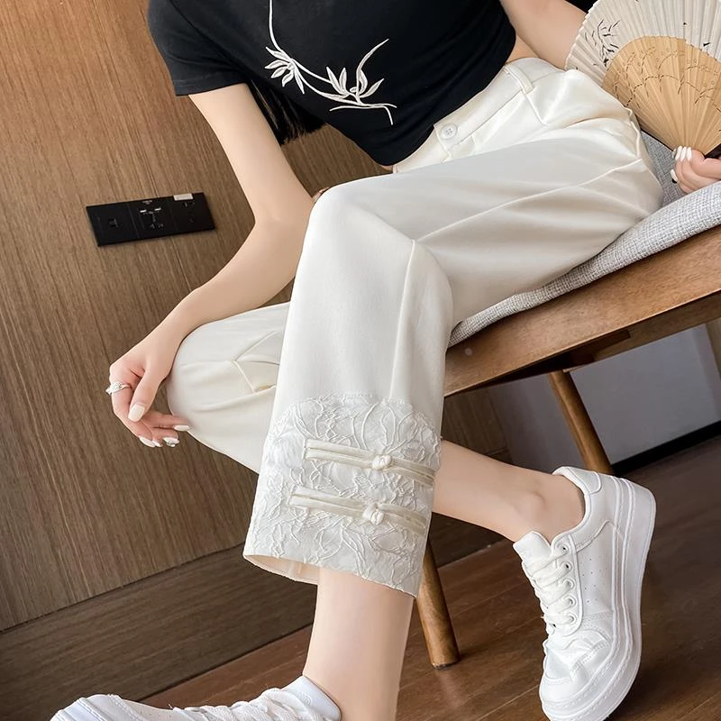 杜拉妮新中式国风盘扣烟管裤女春秋2025新款白色刺绣小个子直筒西
