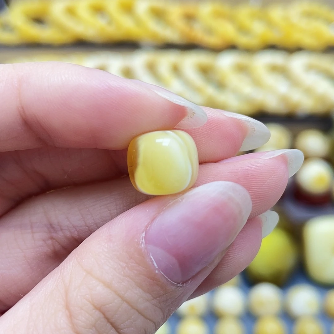 未镶嵌琥珀裸石11*9.8mm老型瑕疵