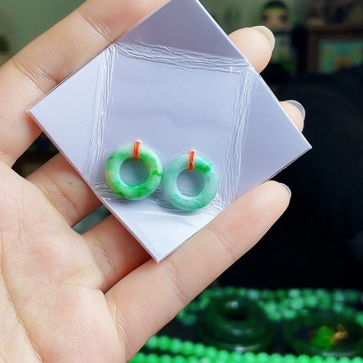 翡翠未镶嵌颈饰多样性