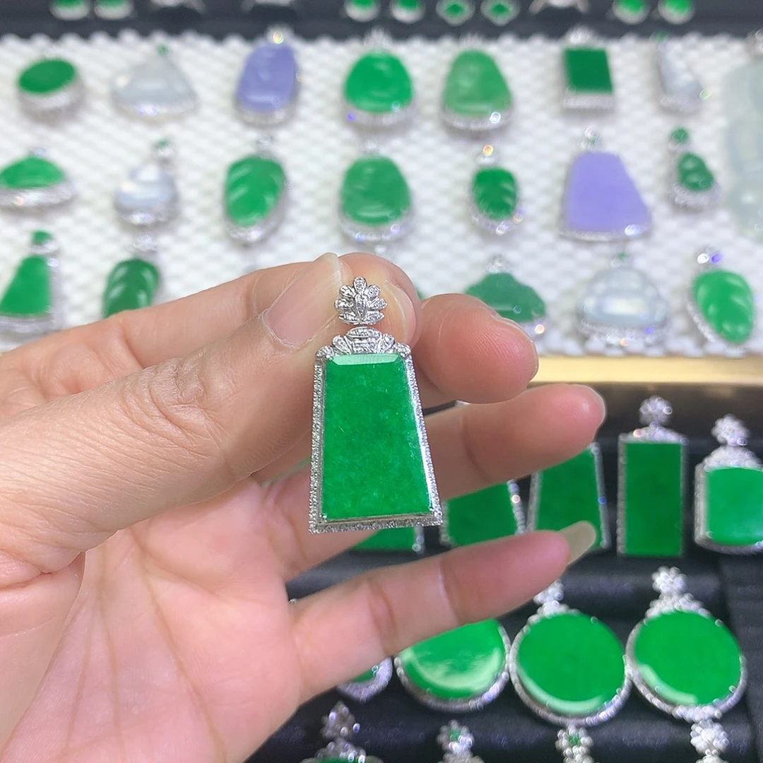 颈饰18K金镶嵌翡翠吊坠