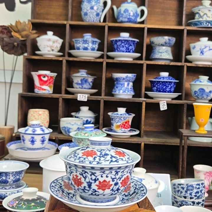 釉里红缠枝莲元宝盖碗