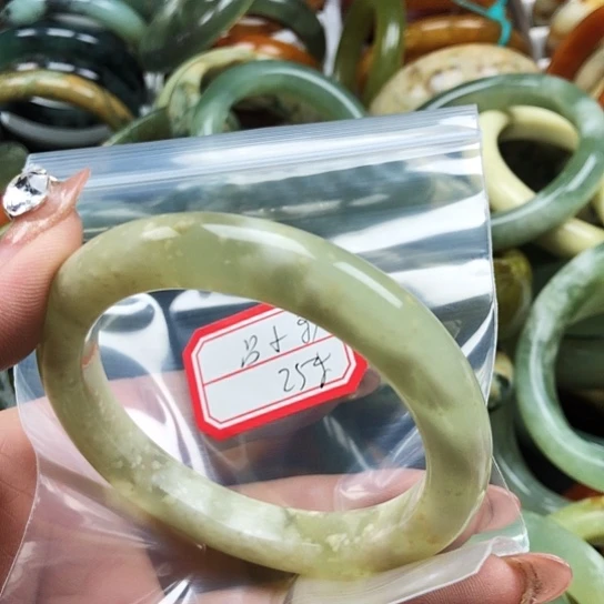 蛇纹石玉手镯未镶嵌吕*驴