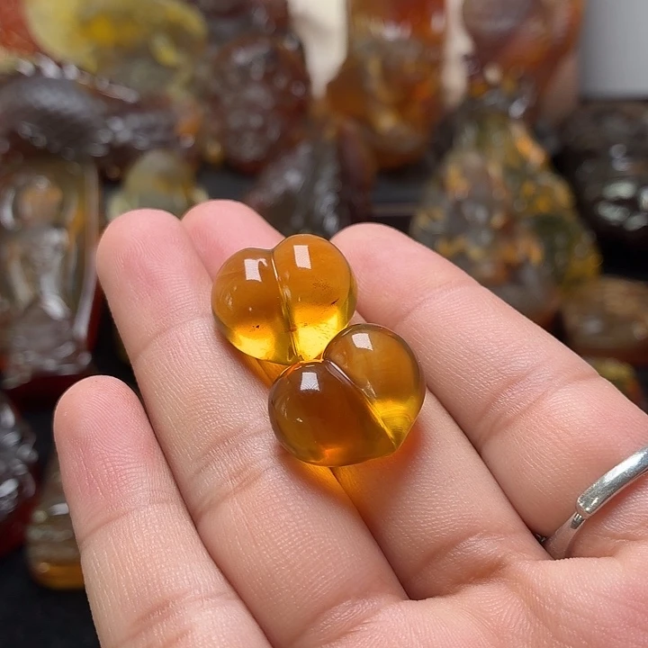琥珀未镶嵌颈饰01