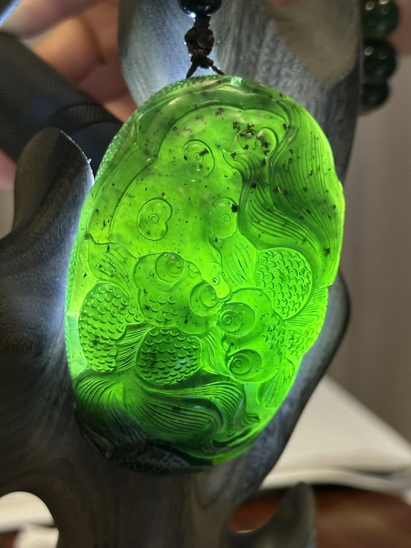 泰山碧玉(蛇纹石玉)工艺精美 连年有余手把件