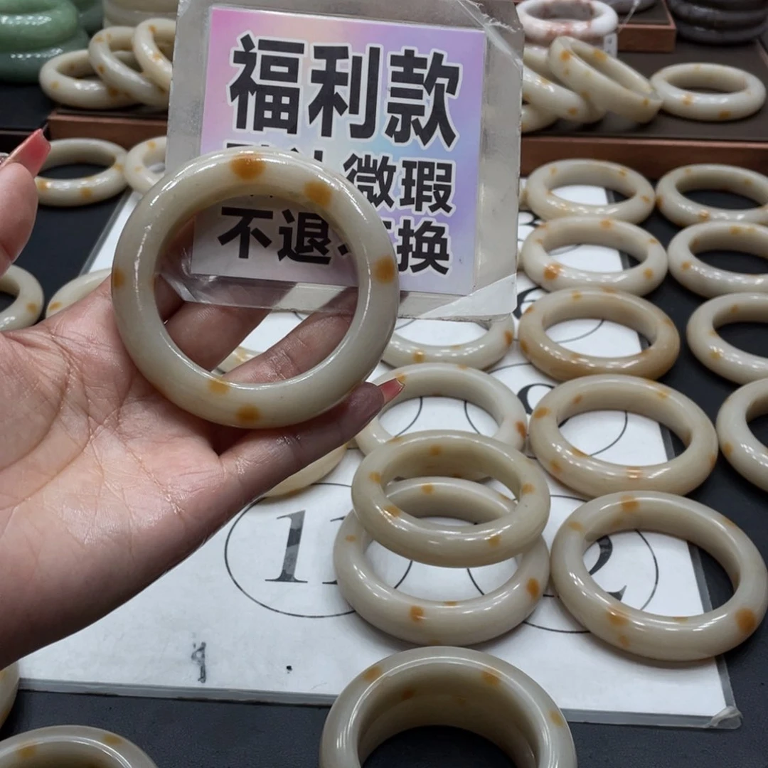 石英质玉手镯未镶嵌?