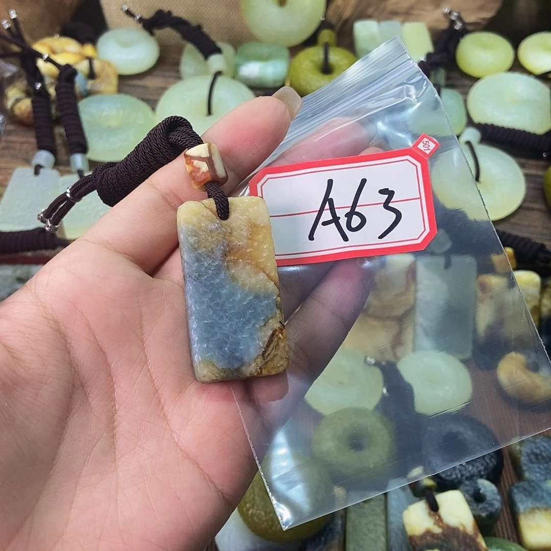 蛇纹石玉未镶嵌挂件浮**梦