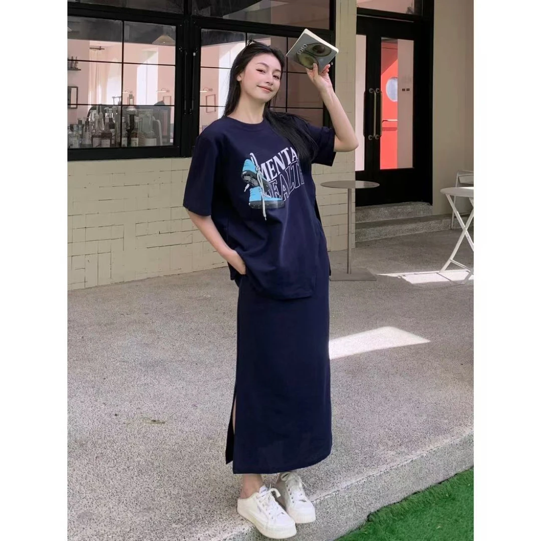 西西【凑热闹】休闲款带垫肩字母显瘦上衣+开叉半裙套装