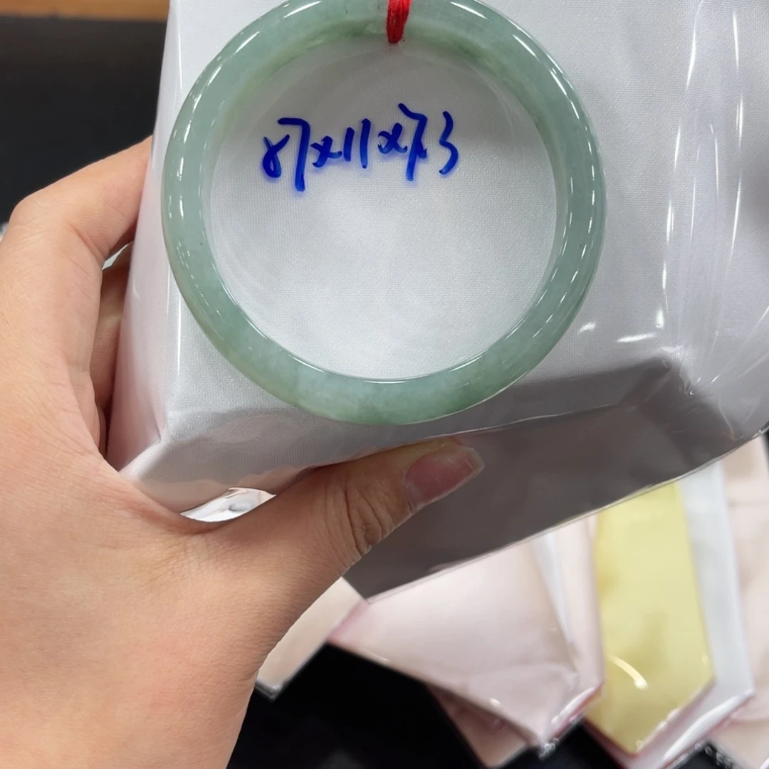 翡翠手镯未镶嵌翡翠