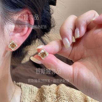 【银斯娅饰品】QR653茶色圆钻方形环绕耳钉小众百搭