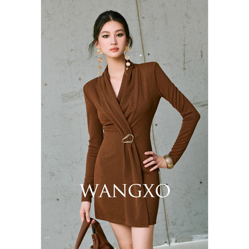 WANGXO 亮丝垂褶V领别针修身针织连衣裙 253911W