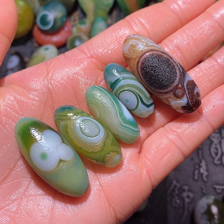 石英质玉颈饰未镶嵌?**。