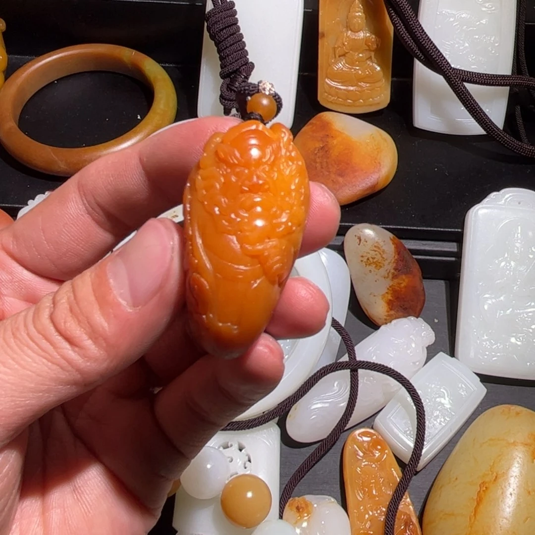 和田玉挂件未镶嵌何*