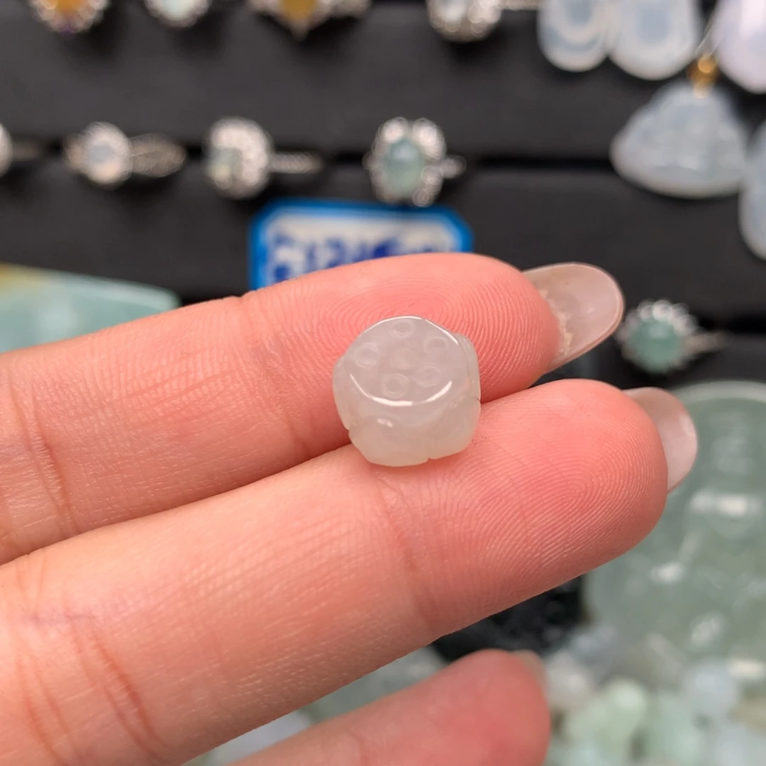 翡翠未镶嵌颈饰莲花