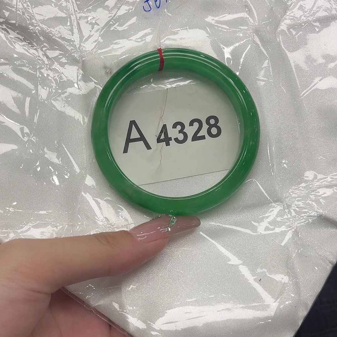 翡翠手镯未镶嵌默认瑕疵