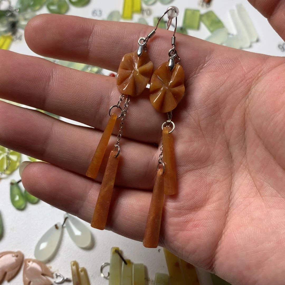 蛇纹石玉未镶嵌耳坠