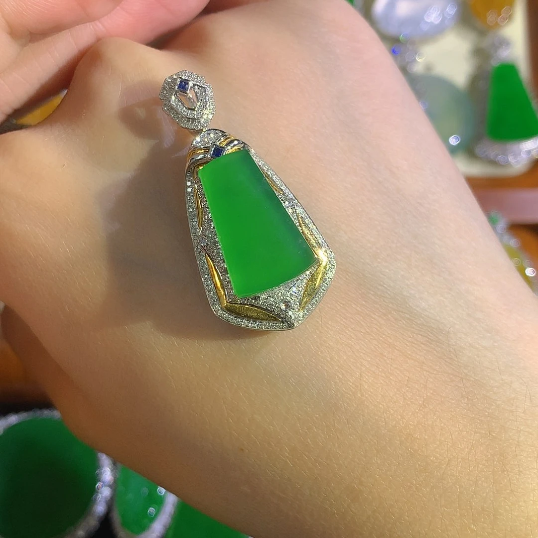 颈饰18K金镶嵌翡翠