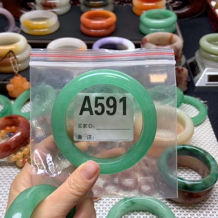 星***~石英质玉未镶嵌手镯