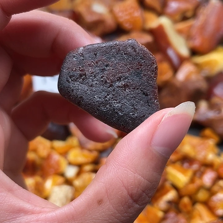 定制琥珀黑蛋料琥珀蜜蜡