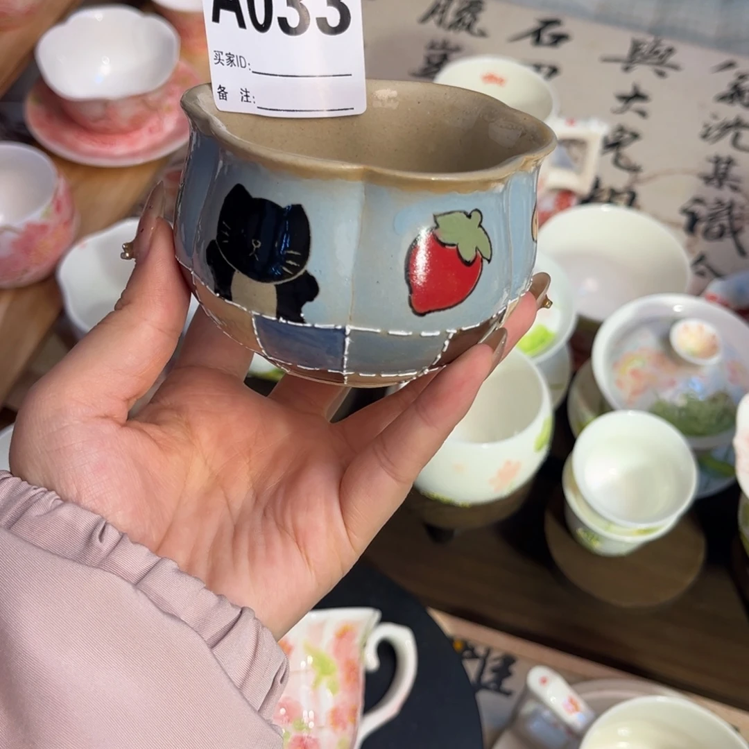 手柄款陶瓷花瓣口手握杯