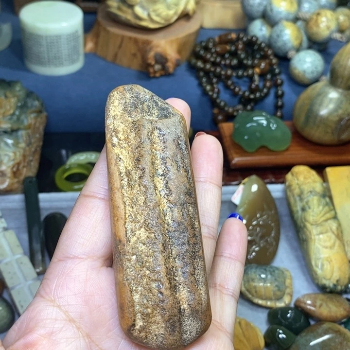 岫岩河磨玉（透闪石质玉）原石未镶嵌