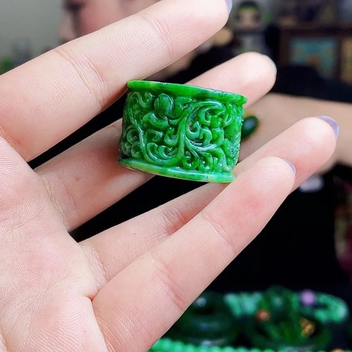 翡翠未镶嵌颈饰多样性