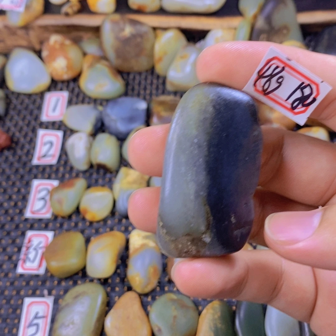 颈饰未镶嵌和田玉（糖玉）