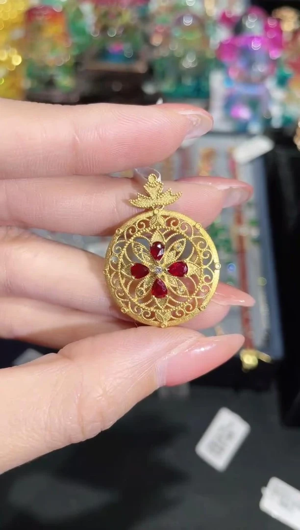 18K金镶嵌天然红宝石吊坠