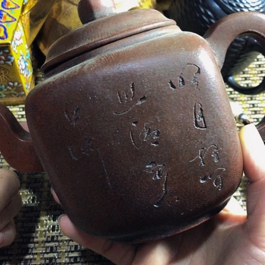 紫砂茶壶纯原矿泥料手工制作。的紫砂壶。