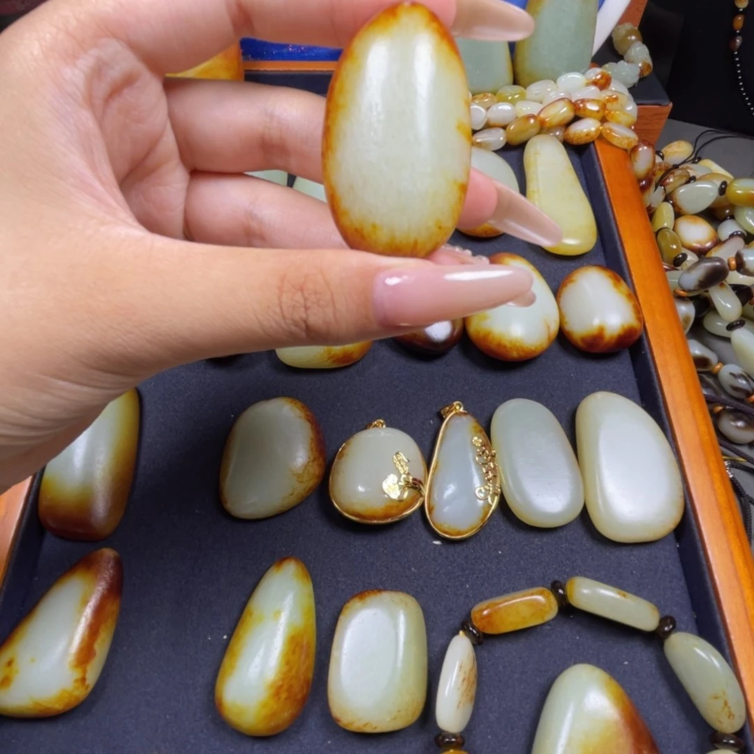 和田玉未镶嵌颈饰孤**雨