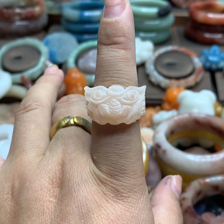 妖****石英质玉（黄龙玉）合金颈饰