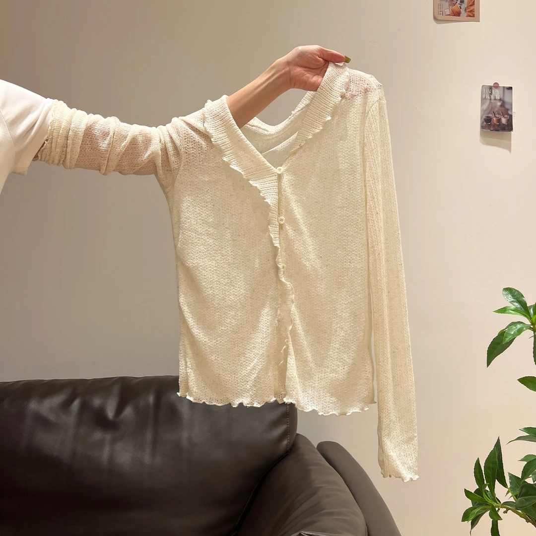 白杏色V领木耳边长袖毛针织衫女2025年秋季新款单排扣设计感上衣