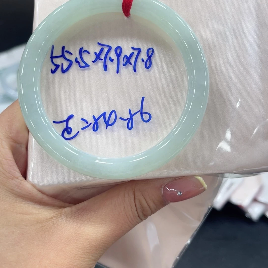 翡翠手镯未镶嵌翡翠