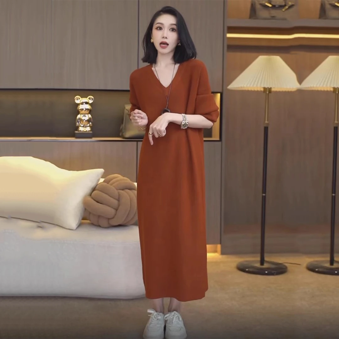 配大衣针织衫连衣裙女秋冬V领过膝打底裙子气质显瘦中长款毛衣裙