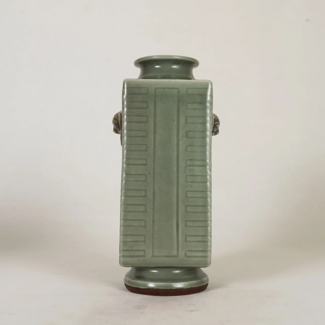 Lot  16 明  龙泉窑兽耳琮式瓶(11.20瓷杂拍卖 )