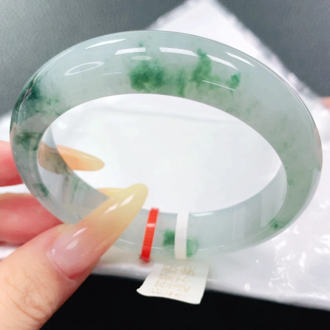翡翠手镯未镶嵌56。