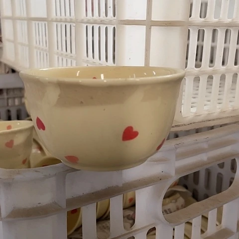 微瑕，不能明火，口径12高6，4个碗桃心