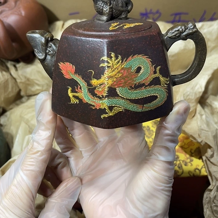 紫砂茶壶原矿泥料，手工制作的一把紫砂壶。