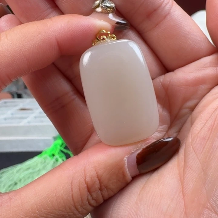 和田玉18K金镶嵌颈饰