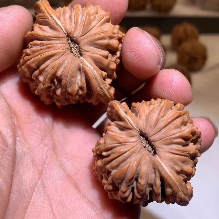 桃核把件小***山四座楼愣子虫爬瑕疵处理