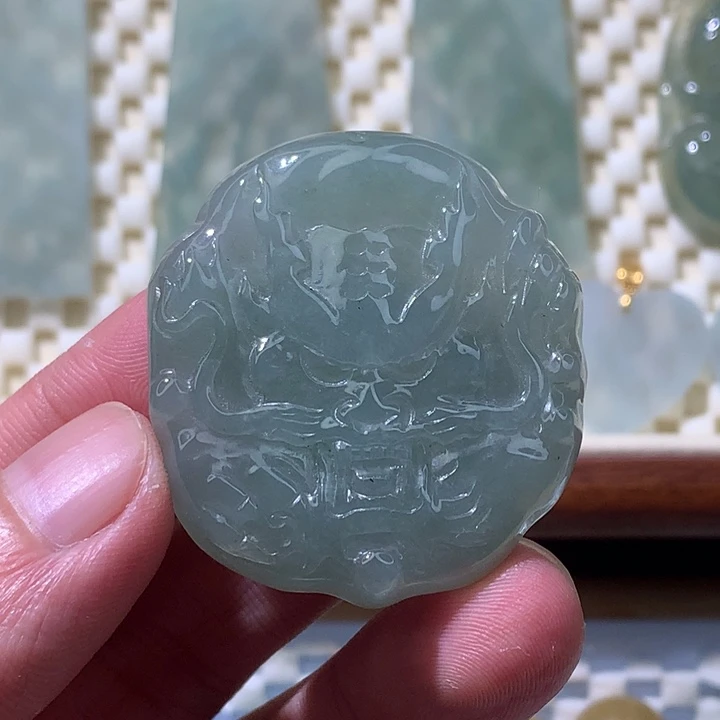 翡翠未镶嵌颈饰龙牌
