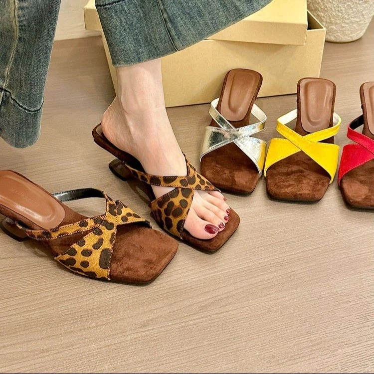设计感小众凉鞋女2025年夏季法式复古豹纹交叉坡跟高跟一字凉拖鞋