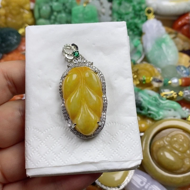 翡翠吊坠(赠链)未镶嵌