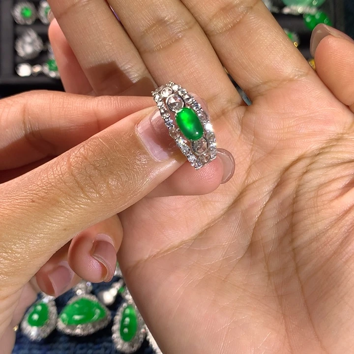 翡翠18K金镶嵌戒指小龙石蛋面