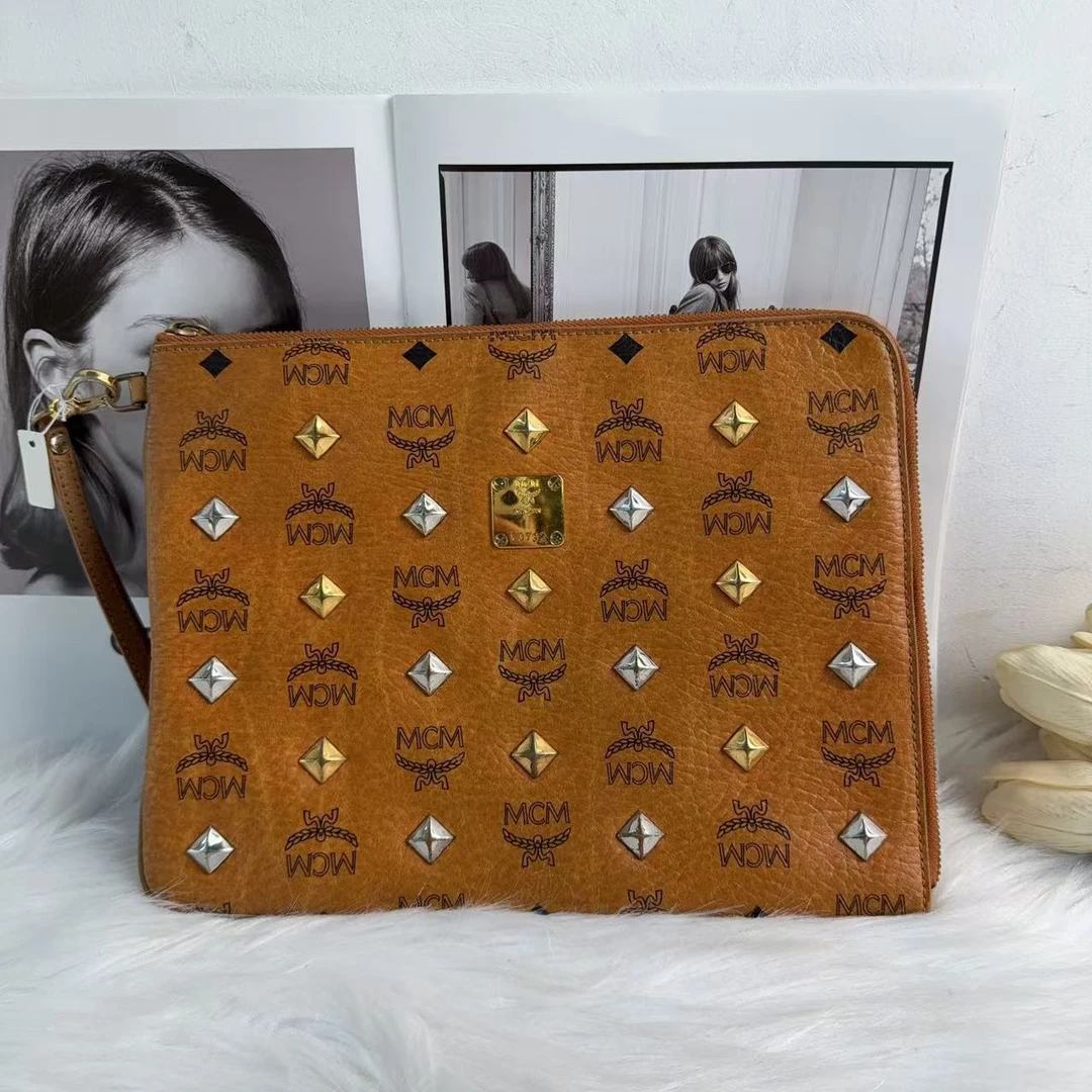 95新 MCM mcm百搭款干邑色星星手拿包