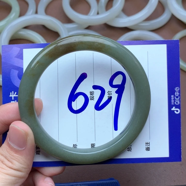 自***宙和田玉未镶嵌手镯