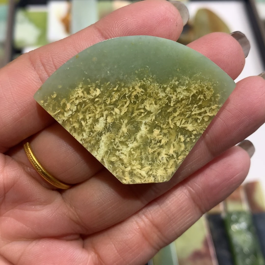 蛇纹石玉未镶嵌颈饰