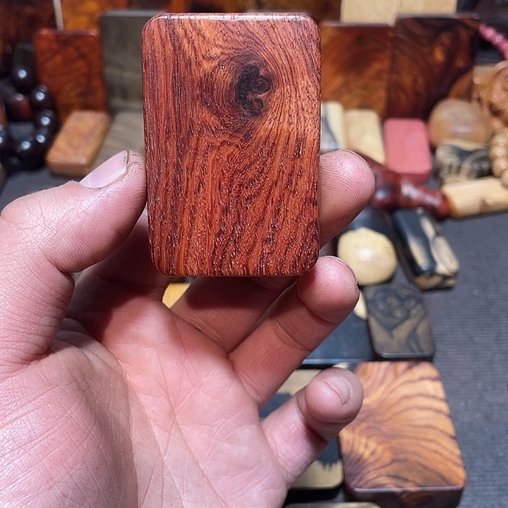 亮***哥大叶紫檀（黑酸枝木类）